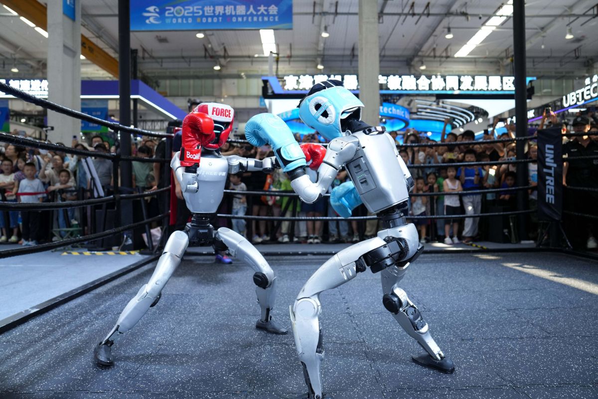 Prima „Olimpiadă” a roboților are loc în China, la Beijing: aceștia se întrec pe pista de atletism, boxează sau joacă tenis de masă
