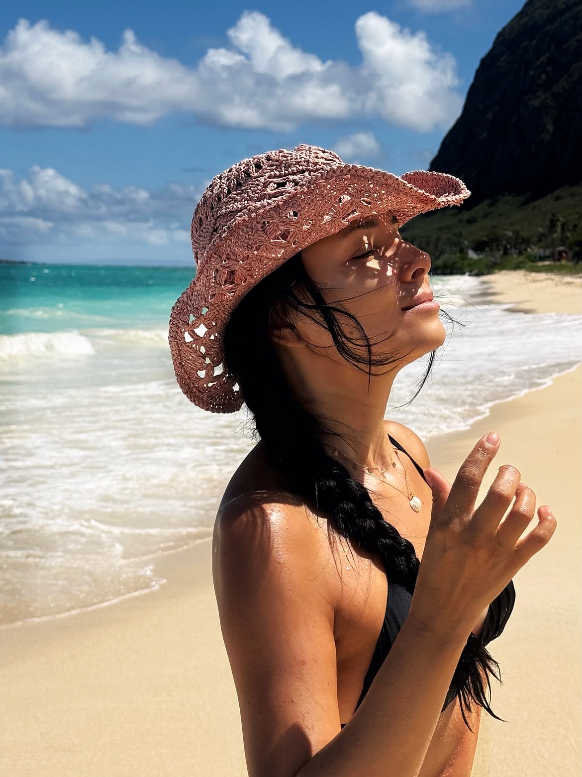 Corina Caragea pe plajele din Hawaii