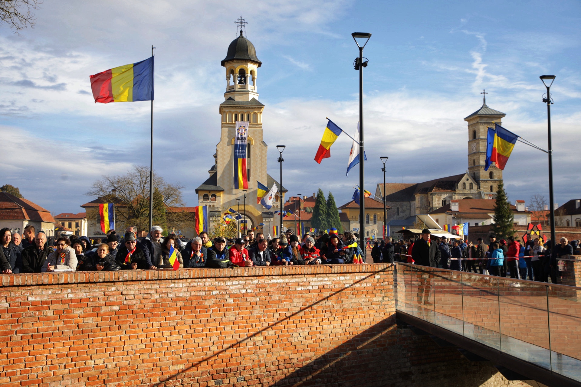 REPORTAJ. Am petrecut 24 de ore cu simpatizanții AUR care s-au urcat în „trenul Unirii”. Ce îi unește în cuget și-n simțiri pe susținătorii lui George Simion
