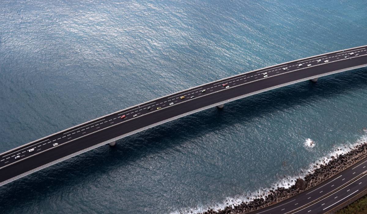 Cel mai scump drum din lume costă 200.000.000 de euro fiecare kilometru și este construit deasupra oceanului, ca să nu fie lovit de valuri uriașe de 20 de metri