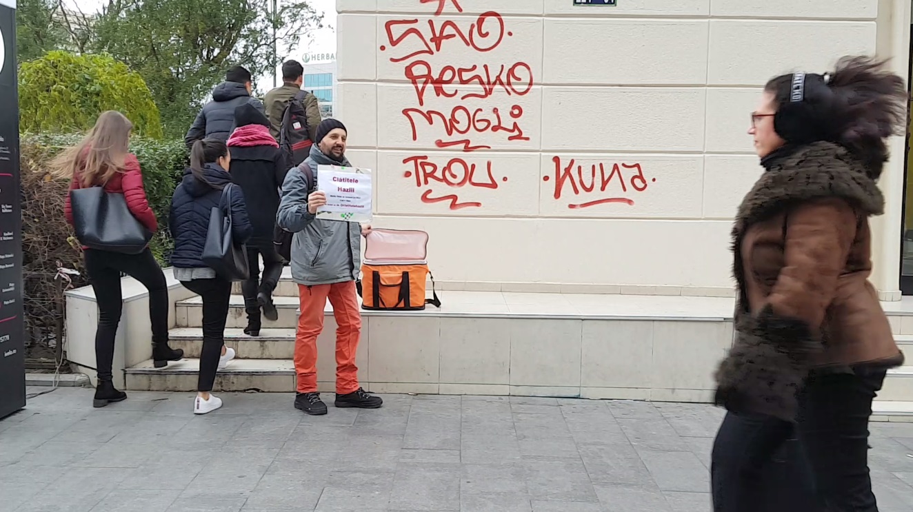 VIDEO Are doctorat în inginerie și vinde clătite la metrou
