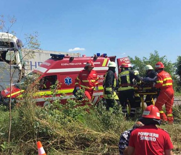 FOTO&VIDEO/ Un mort și 13 răniți, după ce un microbuz s-a lovit de un TIR. Cauza accidentului