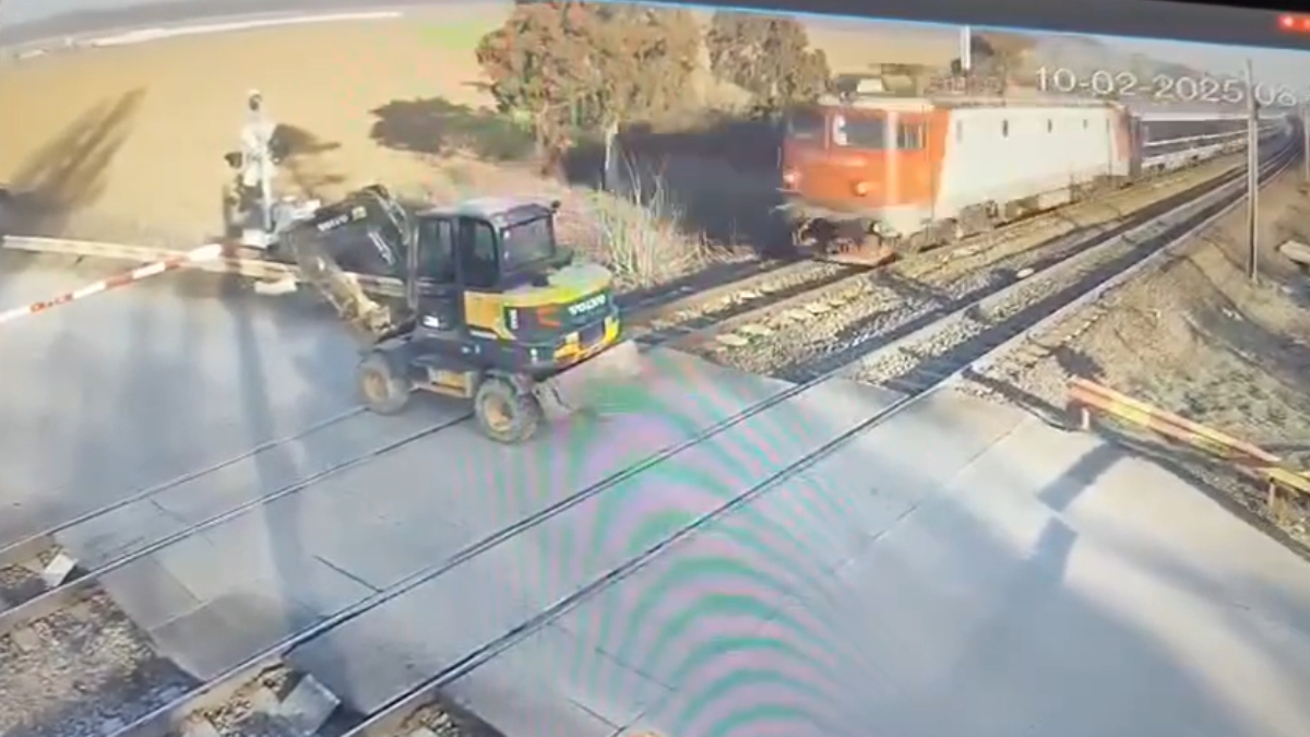 Un tren a spulberat un excavator pe calea ferată, la Scroviștea. Circulația feroviară între București și Ploiești a fost întreruptă 