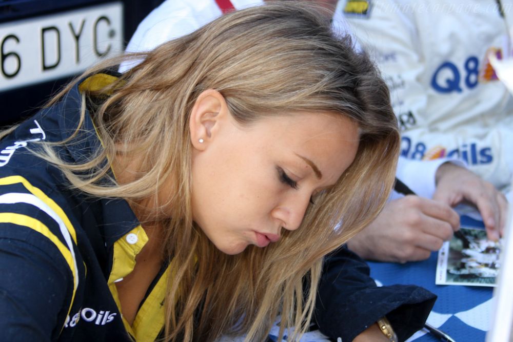 O blondă va alerga în Formula 1. Piloții își vor ”rupe” gâtul după ea / FOTO&VIDEO