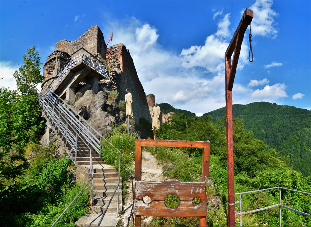 Cetatea Poenari de pe Transfăgărășan. Cum ajungi și câte trepte trebuie să urci până la cetate