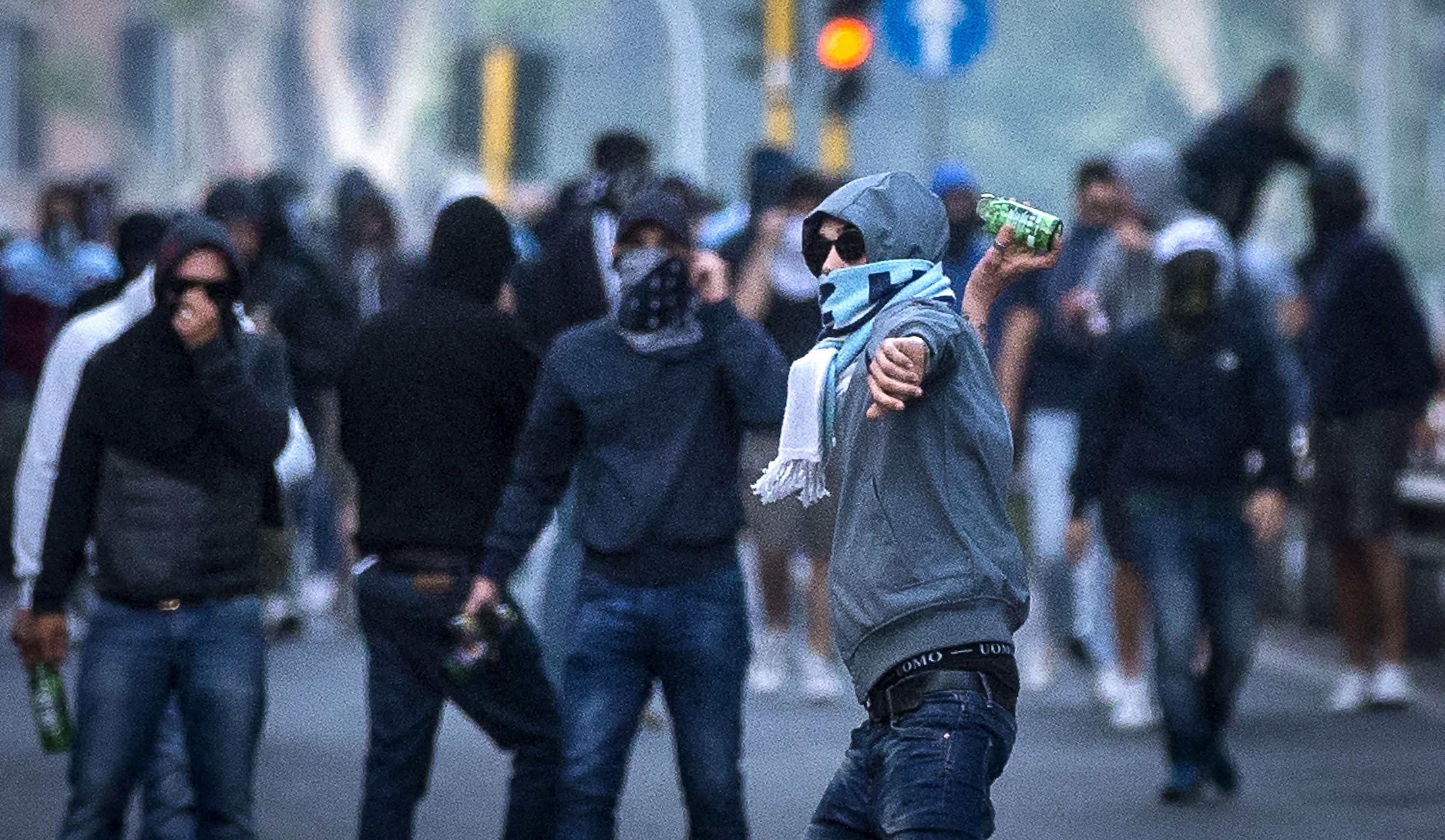 Sânge în ”Cetatea Eternă”! Doi fani ai echipei AS Roma au fost înjunghiați de rivalii de la Lazio! Confruntări violente între ultrași și forțele de ordine / GALERIE FOTO & VIDEO