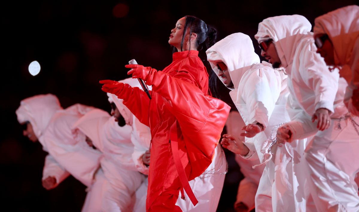 Rihanna a dezvăluit că este din nou însărcinată, în timpul concertului din pauza Super Bowl 2023