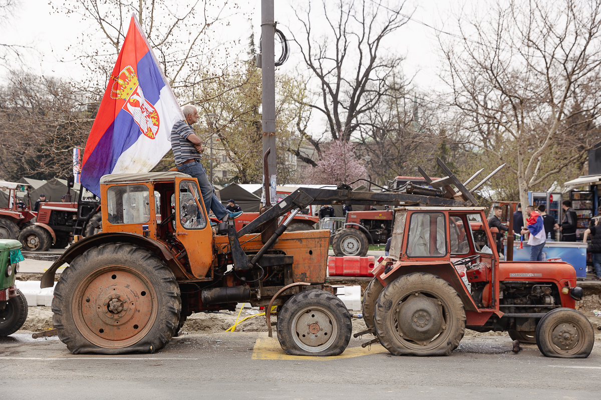 Drapelul României flutură în mijlocul protestului uriaș de la Belgrad: „Ne-am inspirat de la voi!”