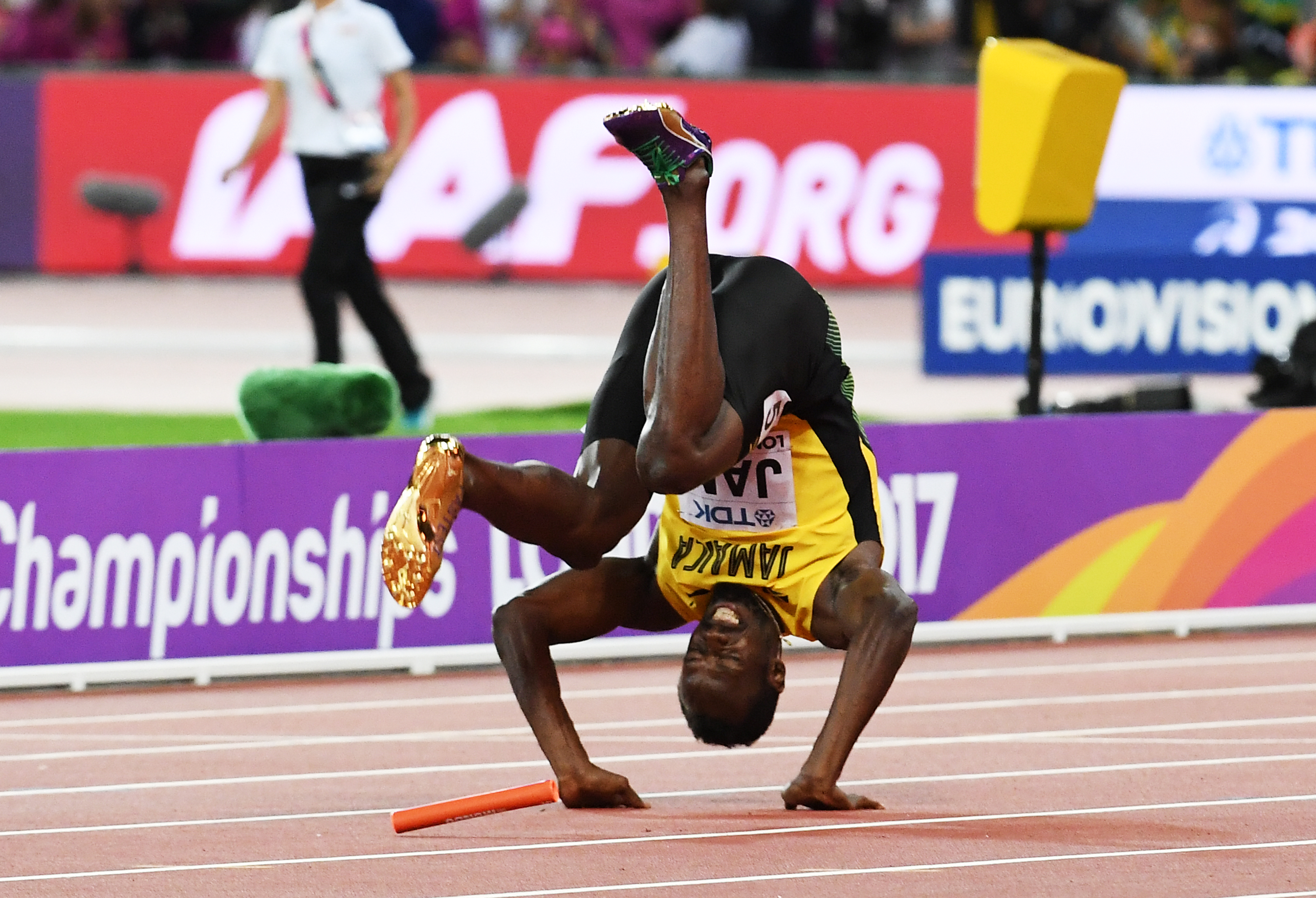 Fiasco Bolt! Marele atlet jamaican s-a accidentat în ultima sa cursă, finala de 4x100 metri de la Mondialele de atletism câștigată de Marea Britanie