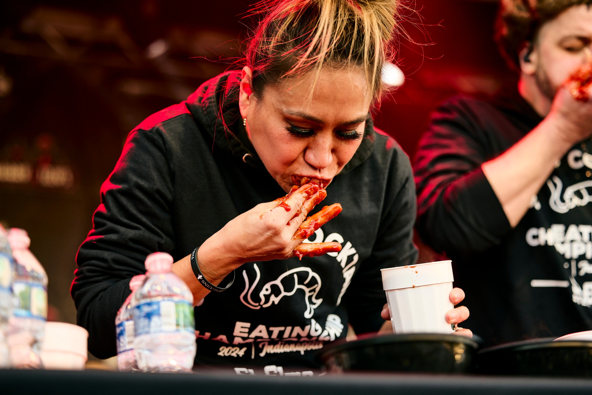 „Legenda hotdogilor” a mai bătut un record. Joey Chestnut a mâncat 9,5 kilograme de creveți în 8 minute | VIDEO