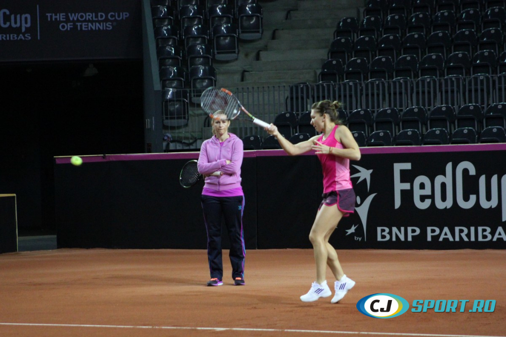 Fed Cup. Simona Halep a intrat în sală. Imagini de la primul antrenament al liderului României