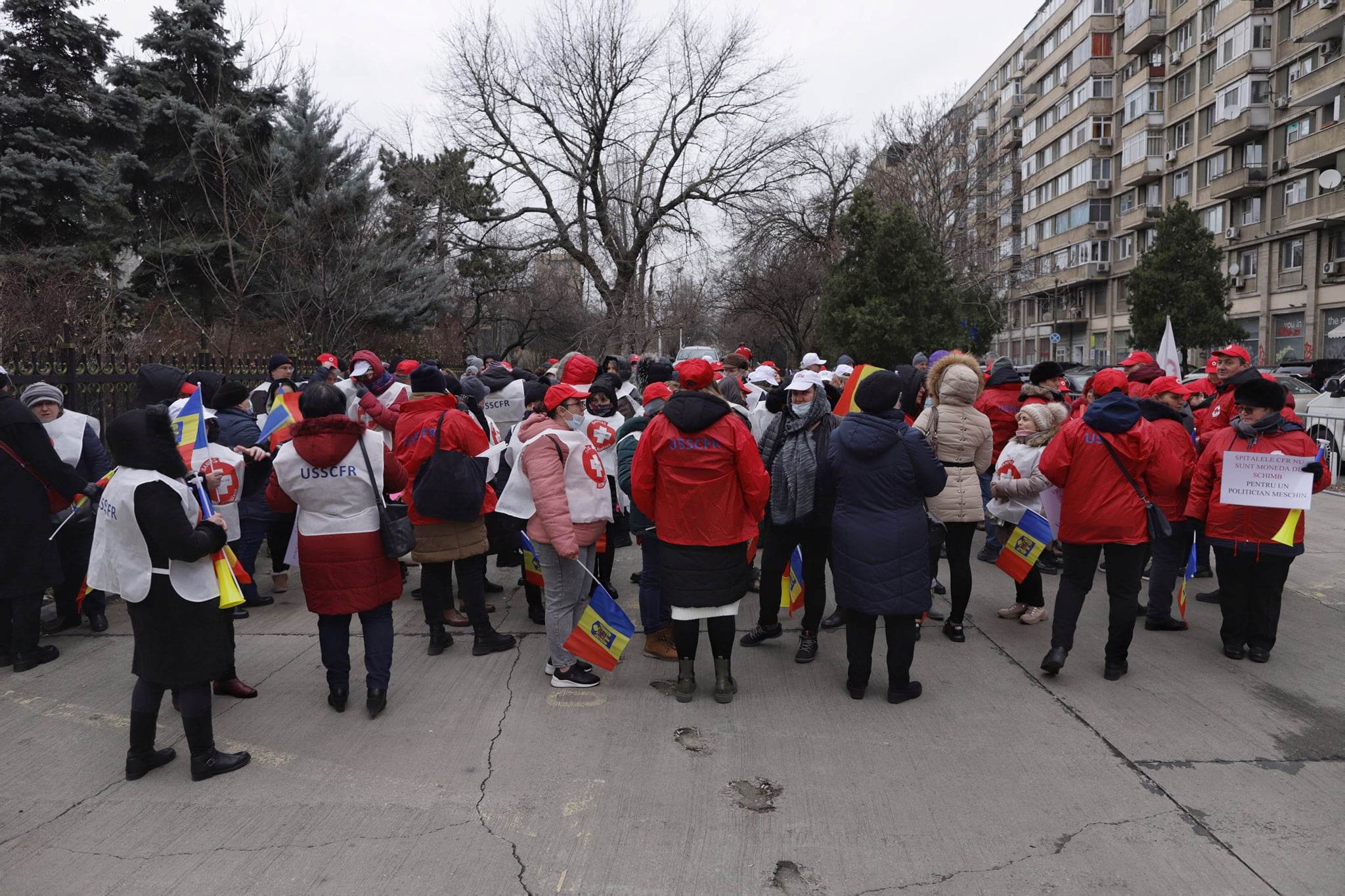 Protest Sanitas la Ministerul Transporturilor. Angajații se tem că Grindeanu va renunţa la spitalele din subordine