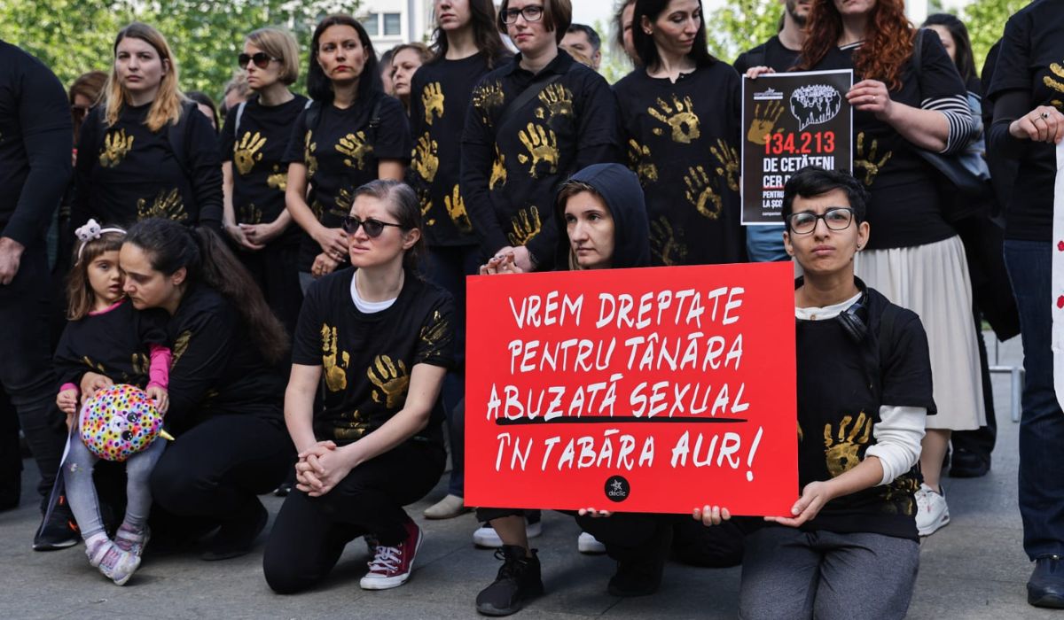 Protest în fața Parchetului București: zeci de oameni cer dreptate în cazul minorei violate la școala de vară AUR, acum mai bine de doi ani | VIDEO