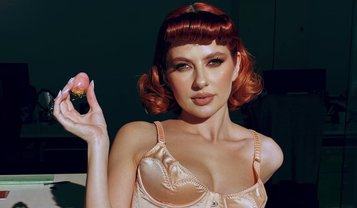 Apariția elegantă a Lidiei Buble alături de Horațiu Nicolau. Iubitul cântăreței a atras atenția cu costumul retro, asortat cu cămașă albă