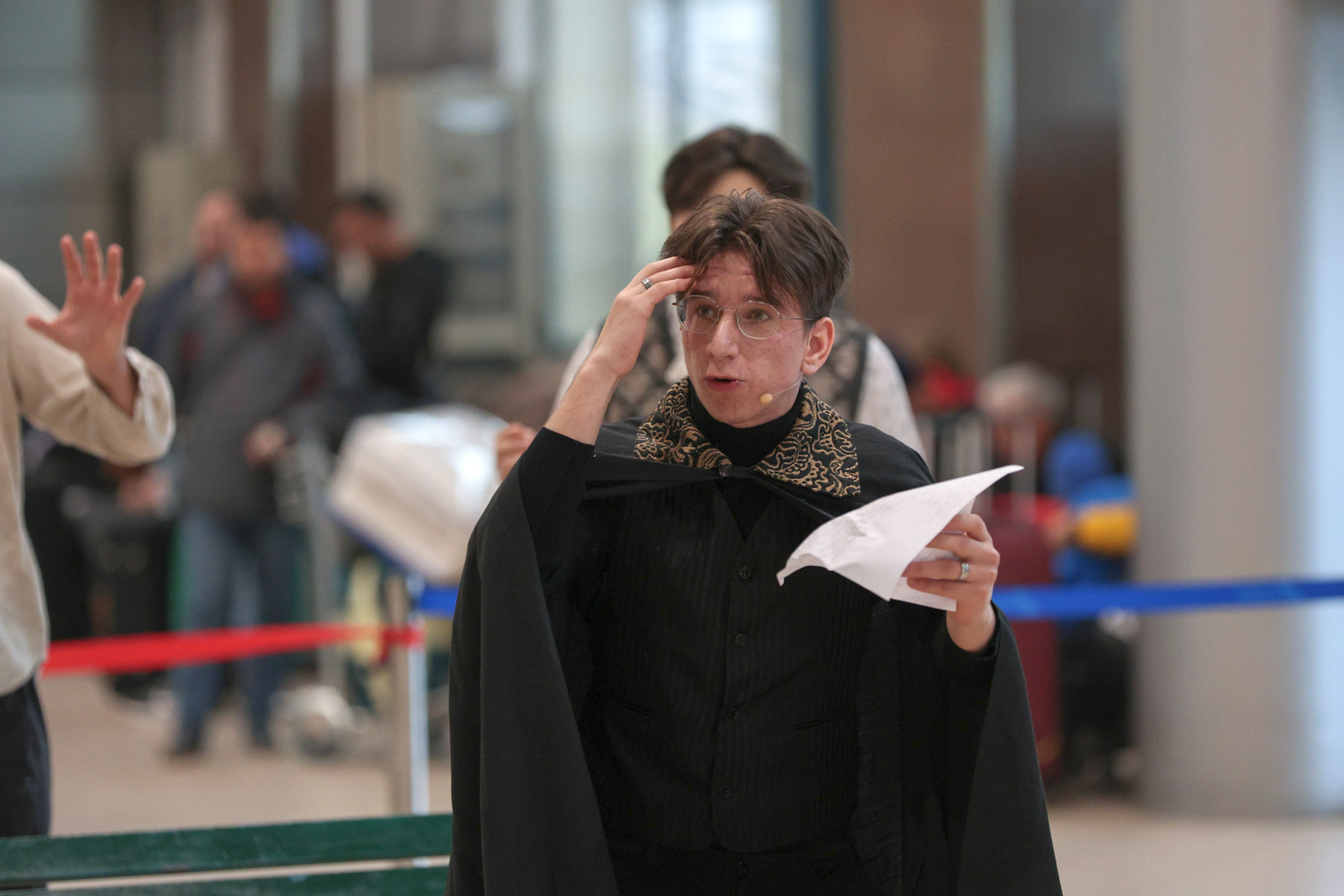Surpriză pentru călătorii de pe Aeroportul Otopeni, de Valentine’s Day: spectacole din Shakespeare și momente coregrafice