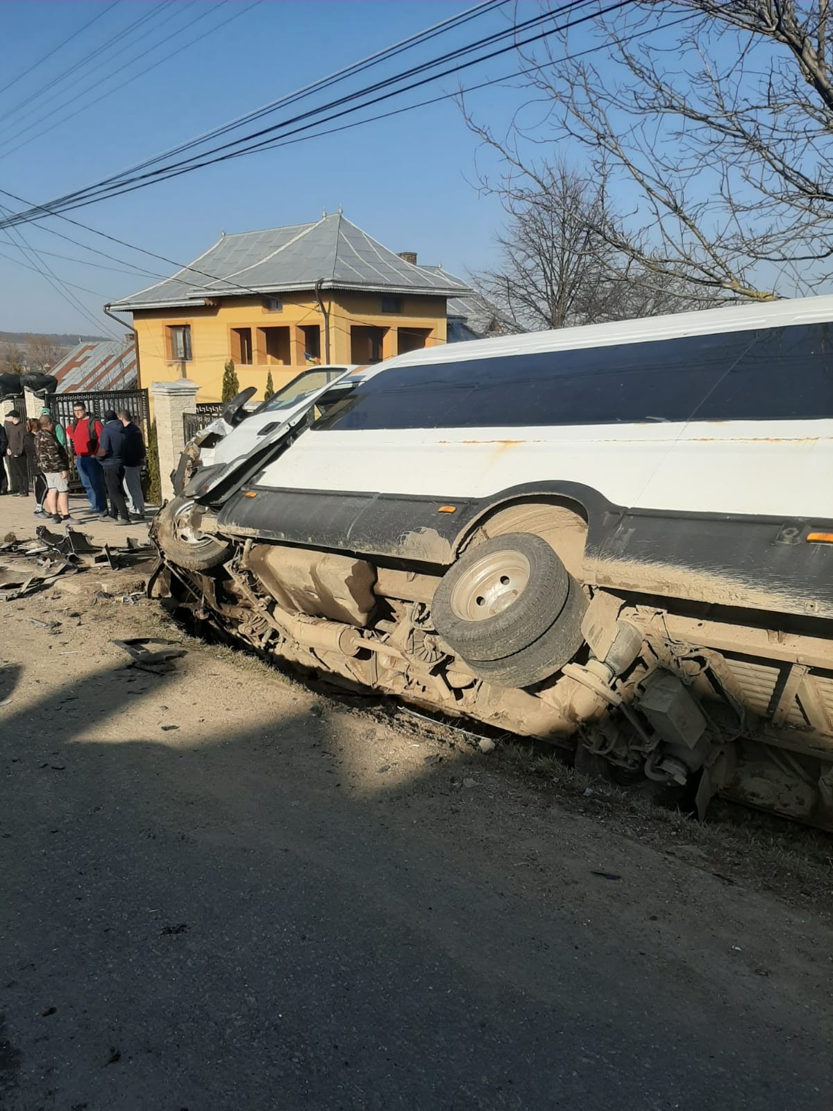 Accident grav în Suceava, între un microbuz școlar și două autoturisme. 23 de persoane au ajuns la spital