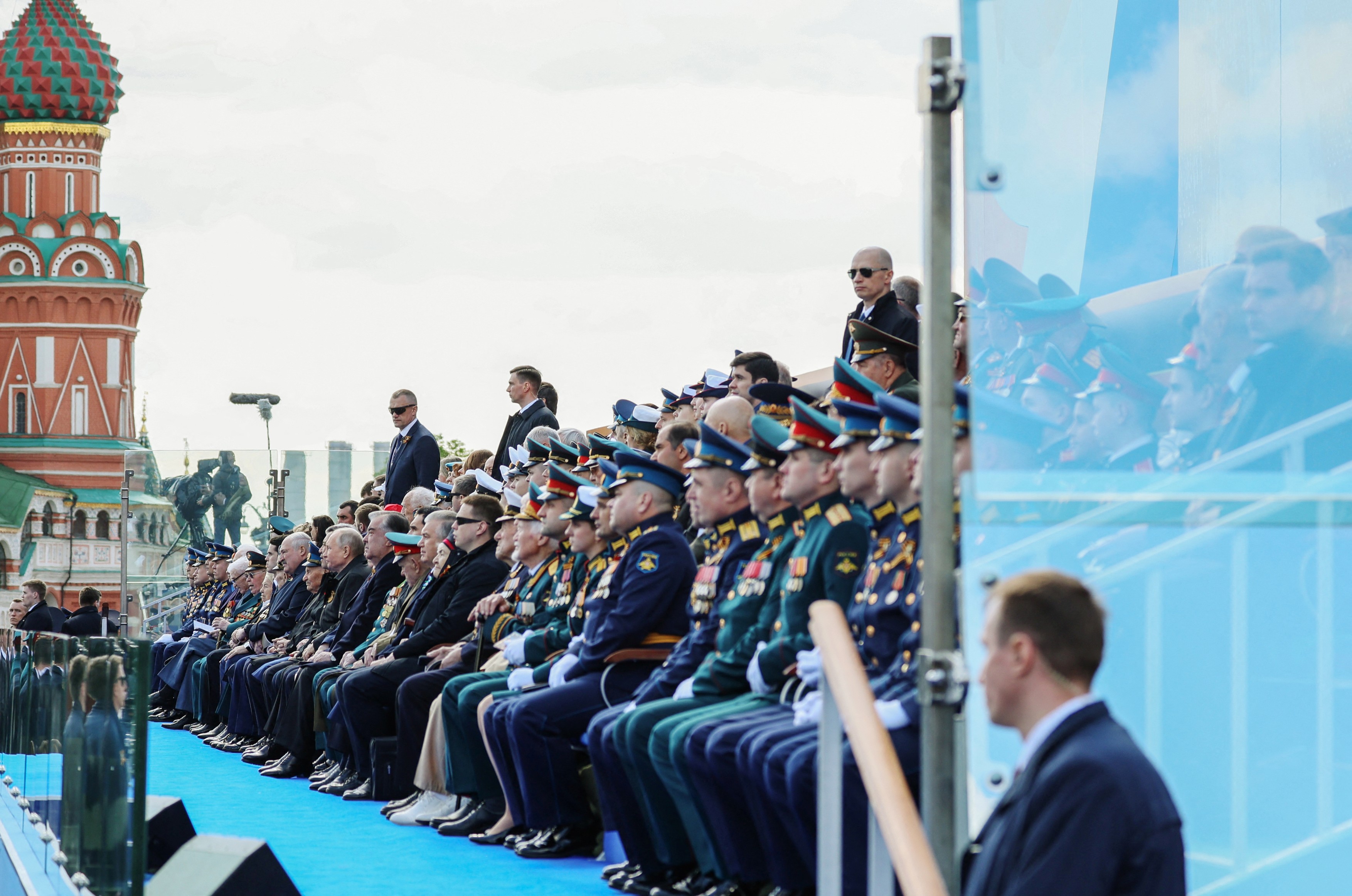 Cine sunt „veteranii” care au stat alături de Putin la parada de Ziua Victoriei: foști agenți secreți sovietici, și nu soldați din cel de-Al Doilea Război Mondial