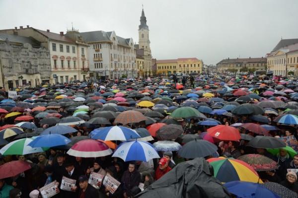 Mii de oameni în stradă, la Oradea! Nu vor căsătorii între persoanele de același sex FOTO