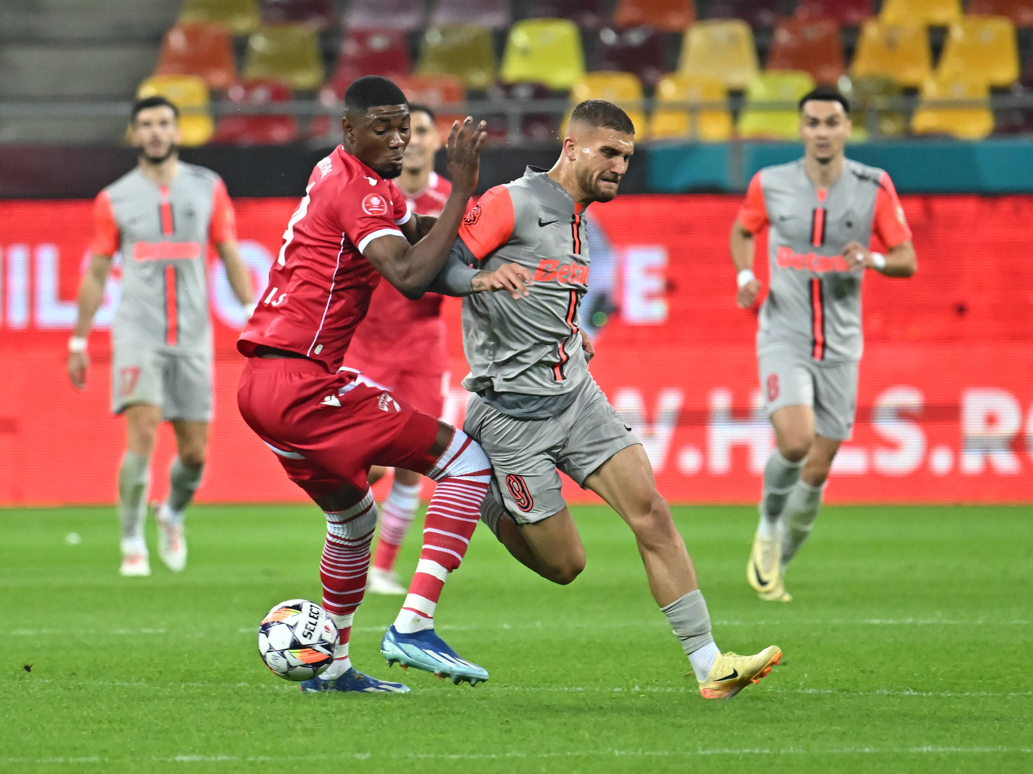 FCSB a învins-o pe Dinamo în deplasare cu 2-0, dar Gigi Becali anunță amenzi