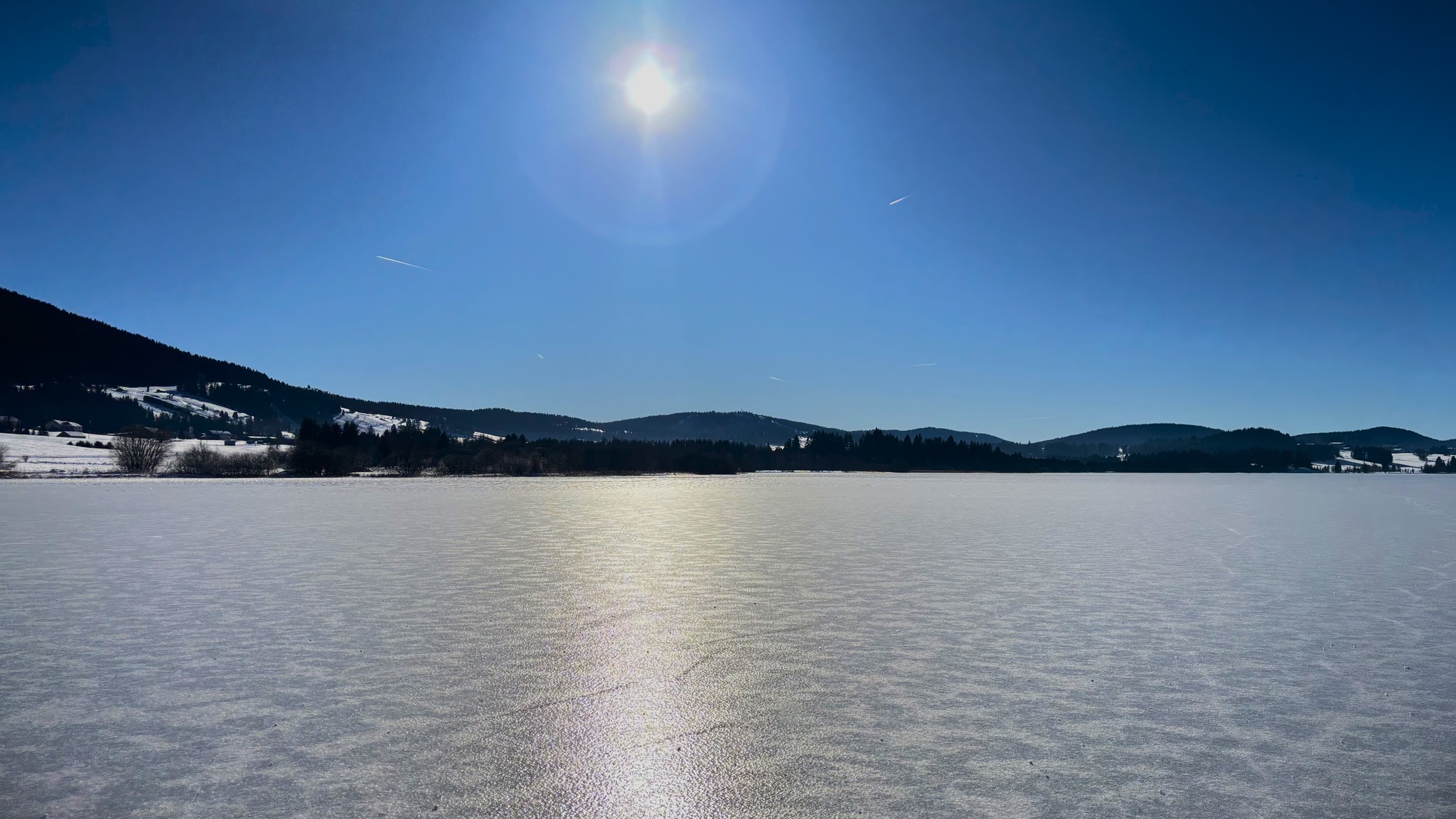 Fenomen rar și uluitor apărut în Franța, pe un lac înghețat. Ce sunt „clătitele de zăpadă” și cum se formează 