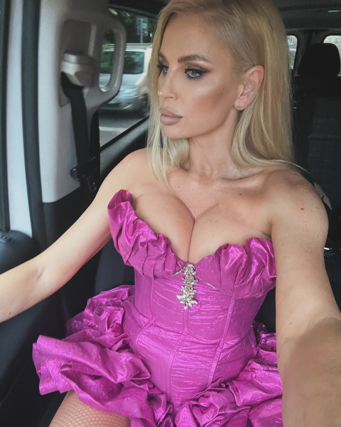 Andreea Bănică a fost criticată de fani, după ce a avut apariții controversate: „Te îmbraci doar vulgar”. Reacția artistei
