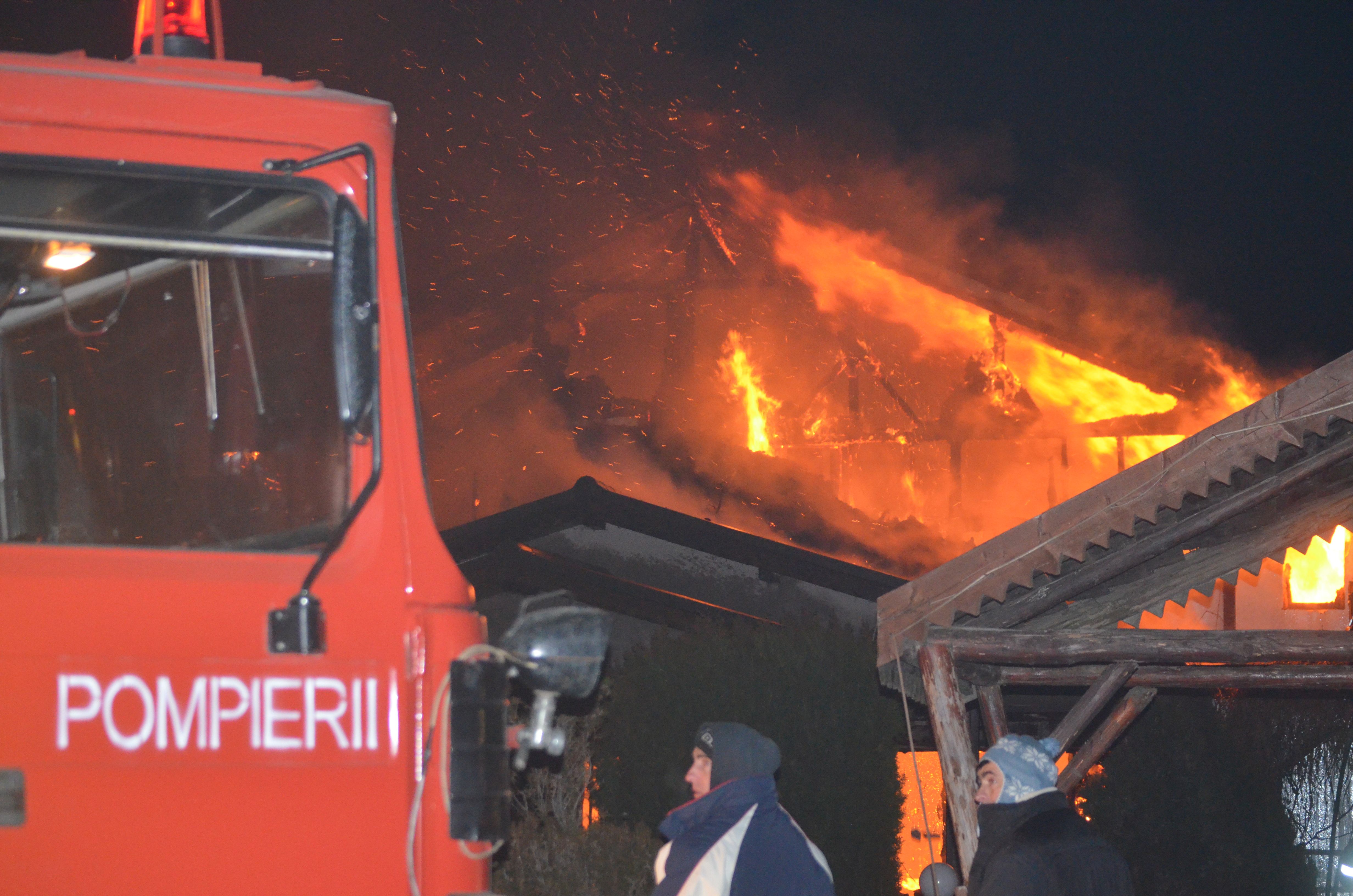 Un han a fost distrus din temelii de un incendiu devastator GALERIE FOTO