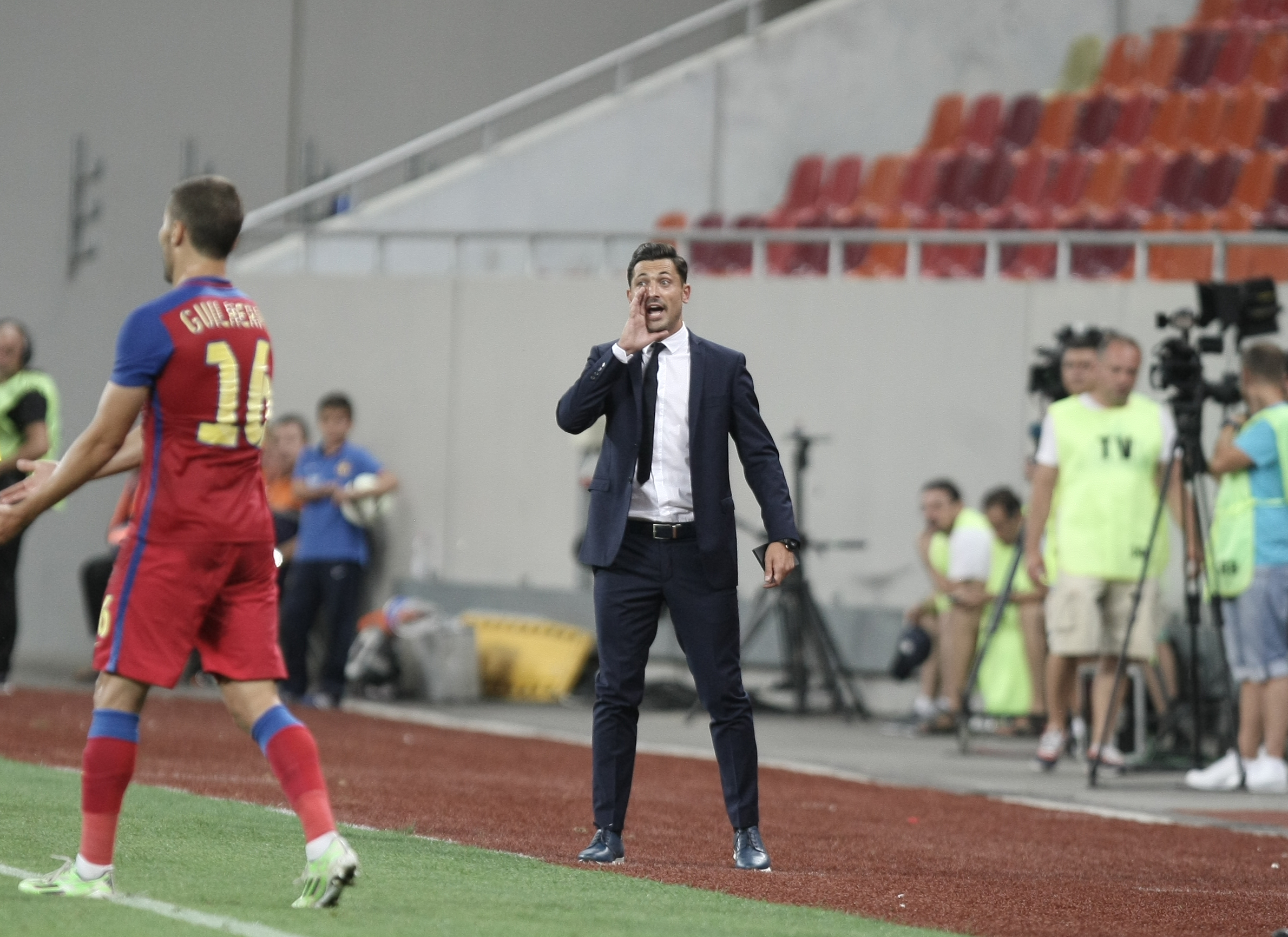 SUPEREXCLUSIVITATE! Mirel Rădoi, tehnicianul ”sub acoperire” al Stelei, face Școala de Antrenori în Republica Moldova! ^La Chișinău nu se cere Bacalaureatul, ca la București, pentru a începe studiile! Fostul internațional nu are nici măcar carnet de antrenor! / FOTO ÎN ARTICOL