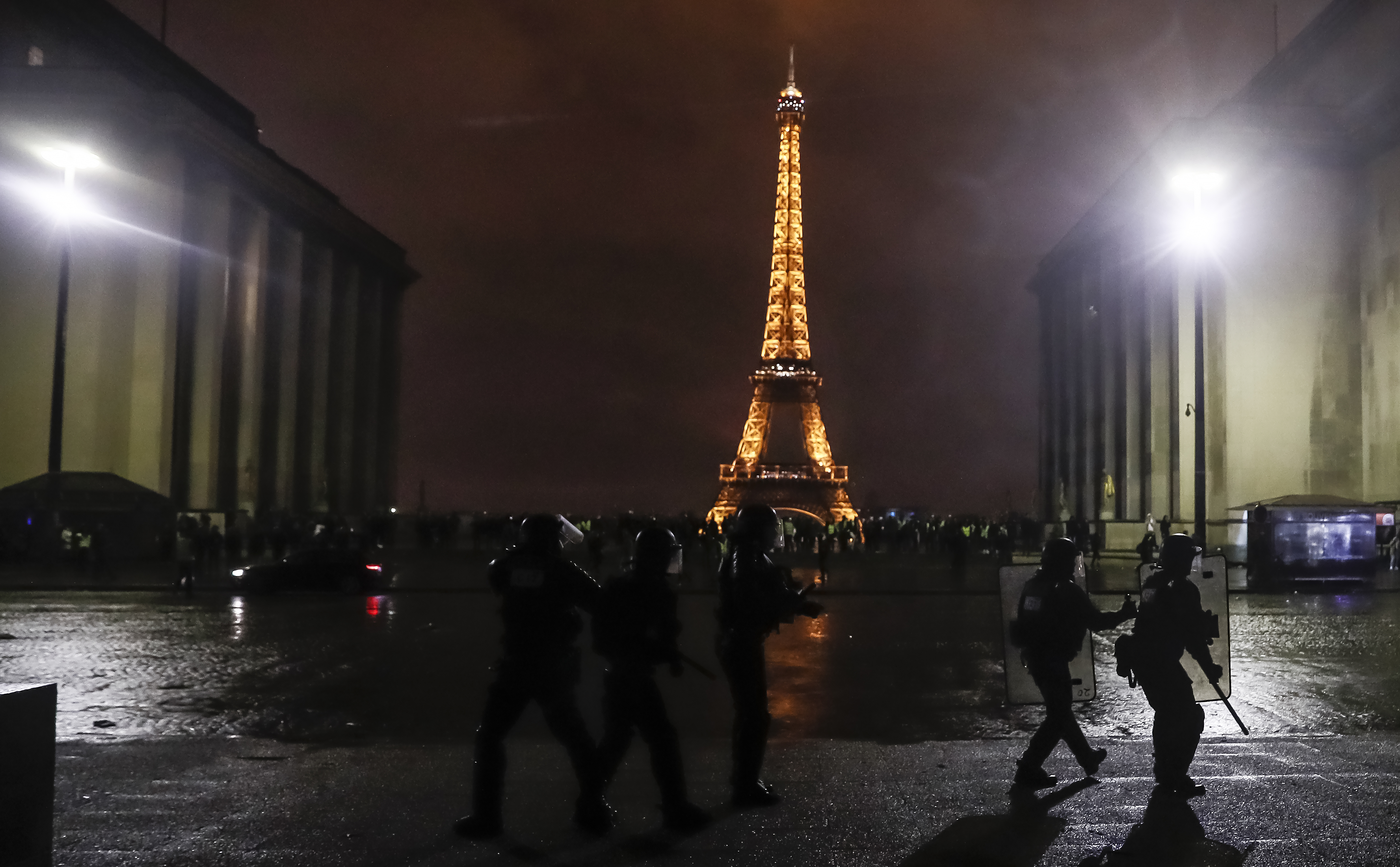 GALERIE FOTO/ Franța ar putea institui stare de urgență după violențele de sâmbătă din Paris. Mașini și clădiri au fost incendiate, iar sute de persoane au fost rănite