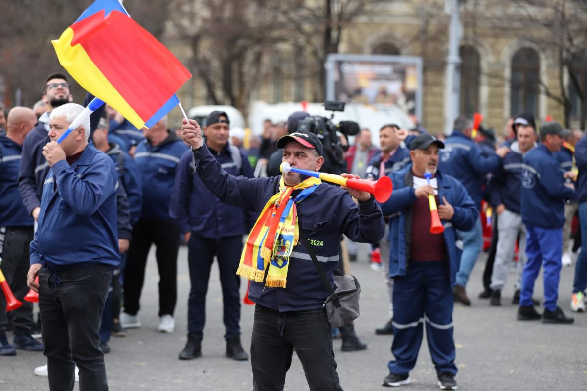 Fanii lui Călin Georgescu au spart barajul la protestul de la Guvern. Bătaie între mineri și jandarmi la finalul manifestației