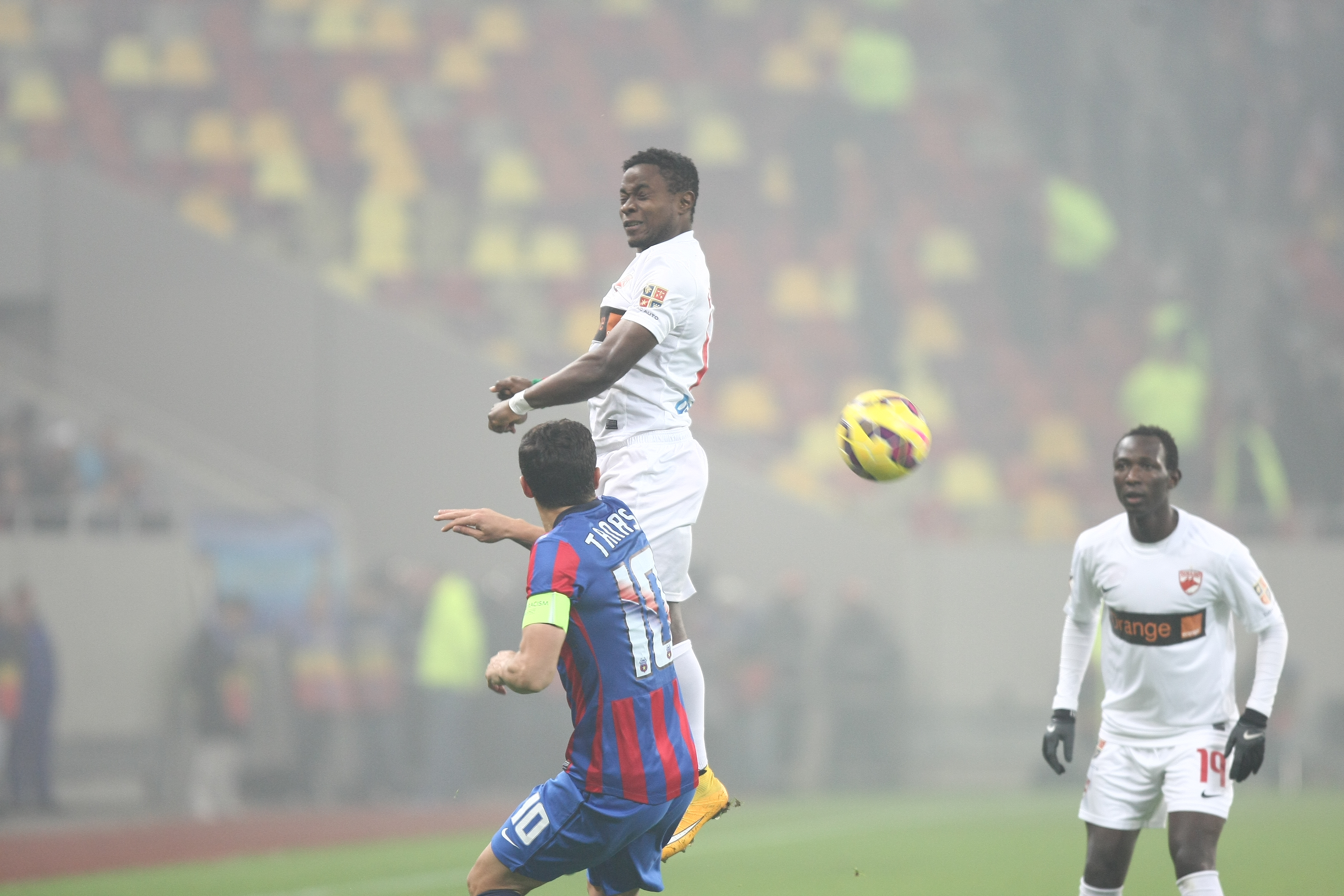 GALERIE FOTO&VIDEO/ DERBY-UL ROMÂNIEI, STEAUA - DINAMO 3-0. ^ Echipa din Ghencea i-a speriat pe ”câini” de Halloween! Szukala, Papp și Keșeru au înscris pentru roș-albaștri. Arlauskis și Bărboianu, loviți de petardele aruncate de suporteri. Băiatul lui Florentin Petre a debutat la Dinamo