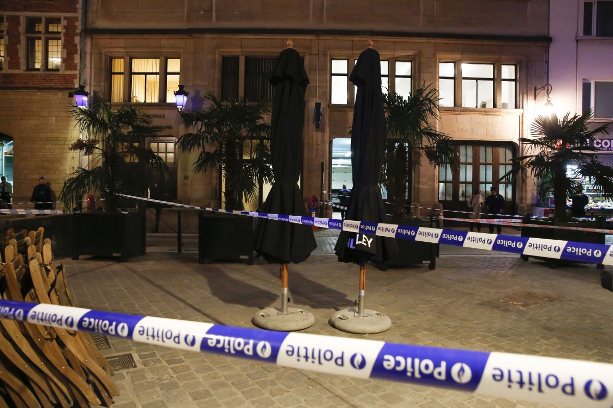 Atac cu cuțitul în fața unei secții de poliție din Bruxelles. Un polițist a fost înjunghiat