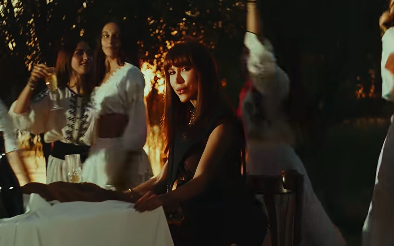 Denise Rifai în videoclipul „Hora Nebunelor”, lansat de Diana Matei