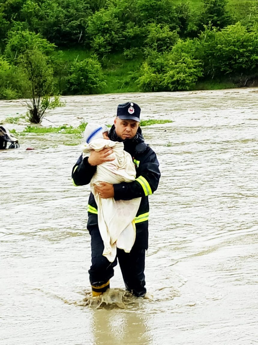 Zeci de oameni evacuați în județul Bistrița-Năsăud. Codul roșu de inundații, prelungit