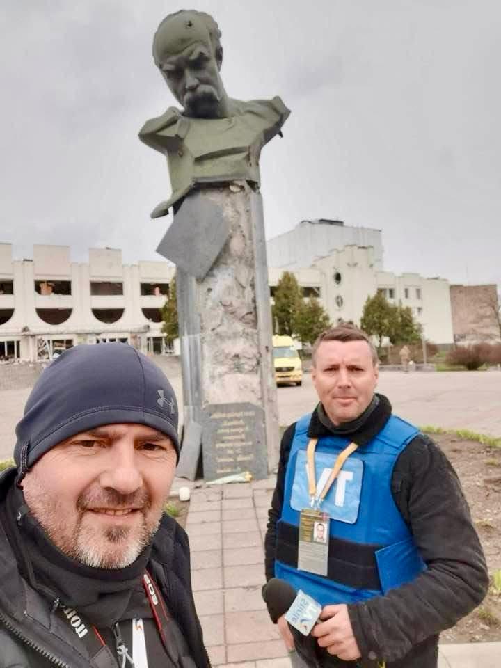 Cum se trăiește pe frontul din Ucraina. Relatările lui Alex Costache, jurnalistul TVR care a mers de 13 ori în mijlocul războiului: „Se auzeau obuzele cum vâjâiau în aer. Cădeau la 500 de metri de locul unde ne aflam”