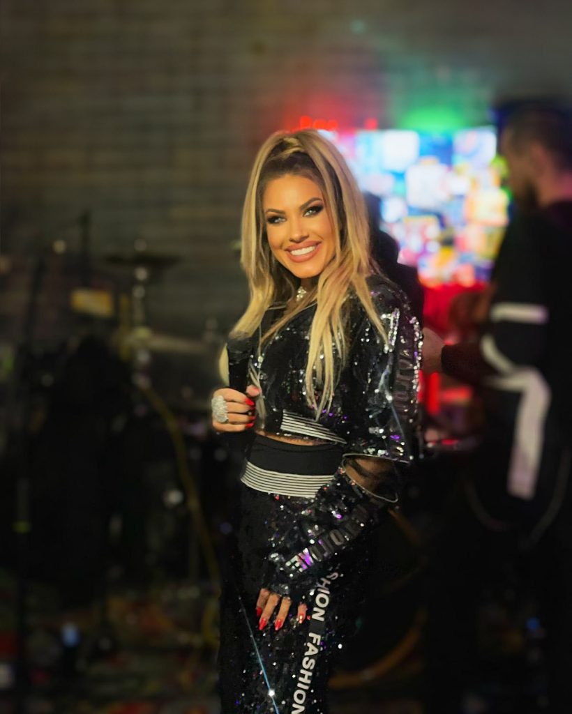 Amna ne poartă „De la dragoste la ură” într-o nouă piesă featuring Robert Toma: „Cred că reprezintă situația multor oameni” / Video