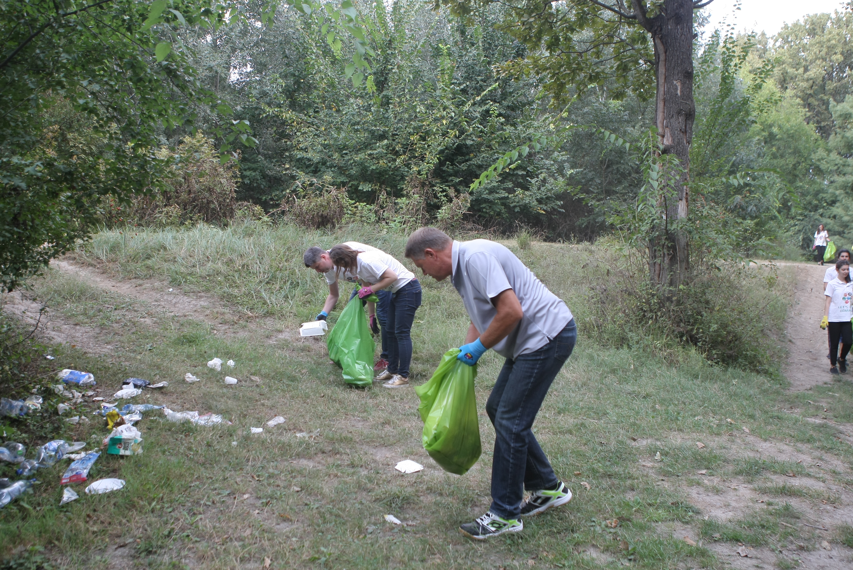 FOTO / Klaus Iohannis a adunat gunoaie în pădurea Cernica: "Mulți consideră că natura este un fel de groapă de gunoi"