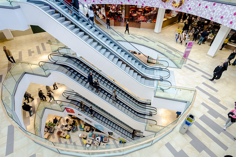 S-au urcat pe acoperișul mall-ului din Split ca să facă clătite: „Nimeni nu a spart vreodată un ou aici” | VIDEO
