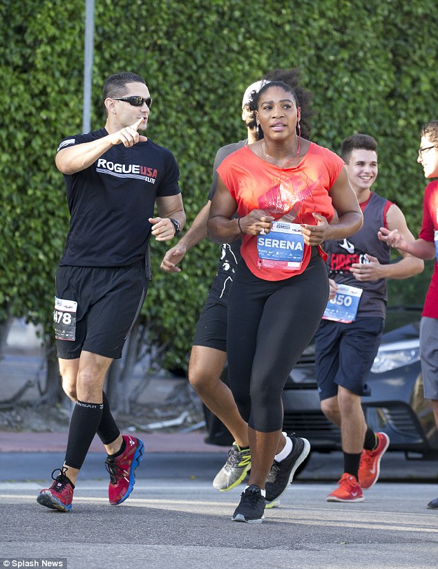 Serena Williams a trecut linia de sosire într-un taxi la un cros de 5 km pe care l-a organizat / VIDEO