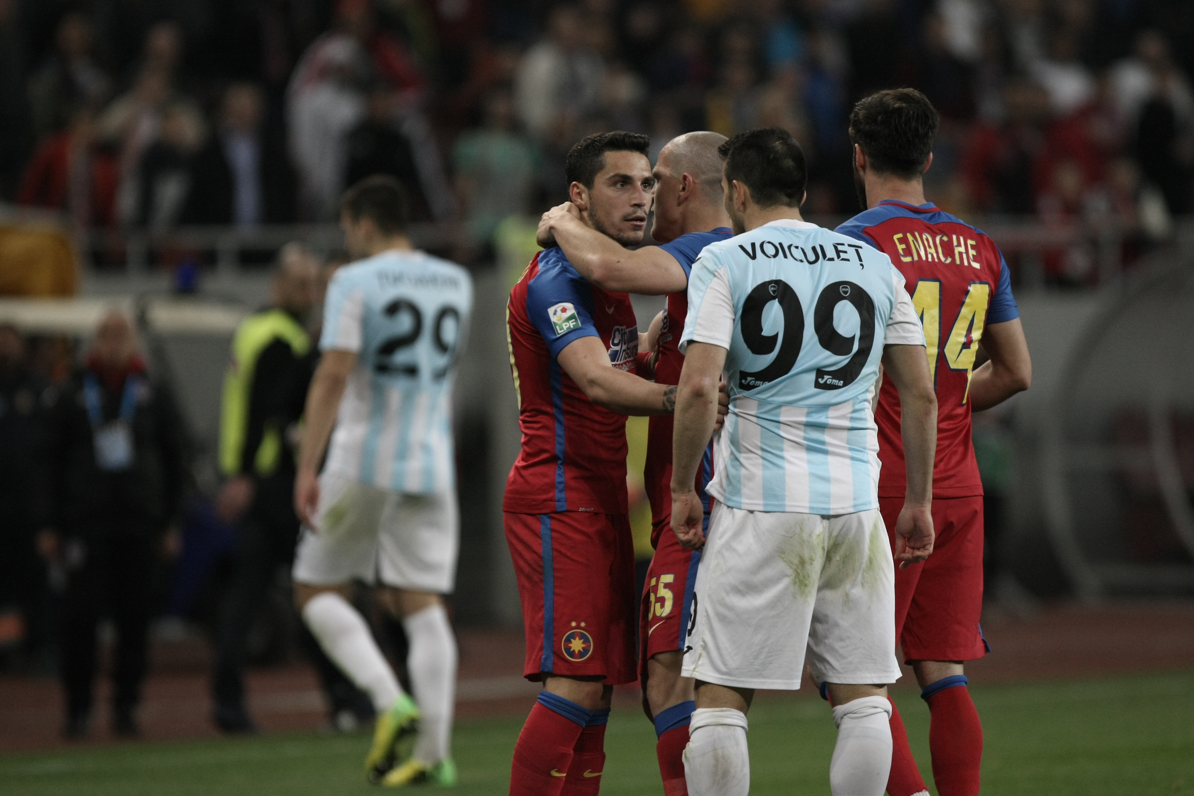 Crăciunescu, revoltat că stewarzii au intrat pe teren la meciul Steaua - ASA: ”Ce facem, aducem trupele speciale?” | GALERIE FOTO