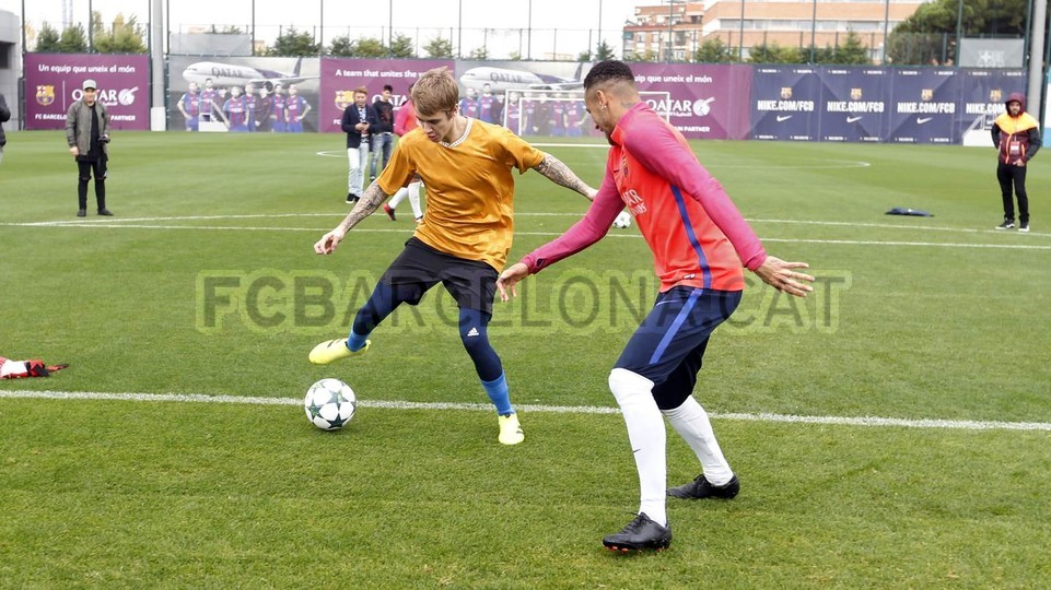 Justin Bieber s-a antrenat împreună cu vedetele echipei FC Barcelona / GALERIE FOTO&VIDEO