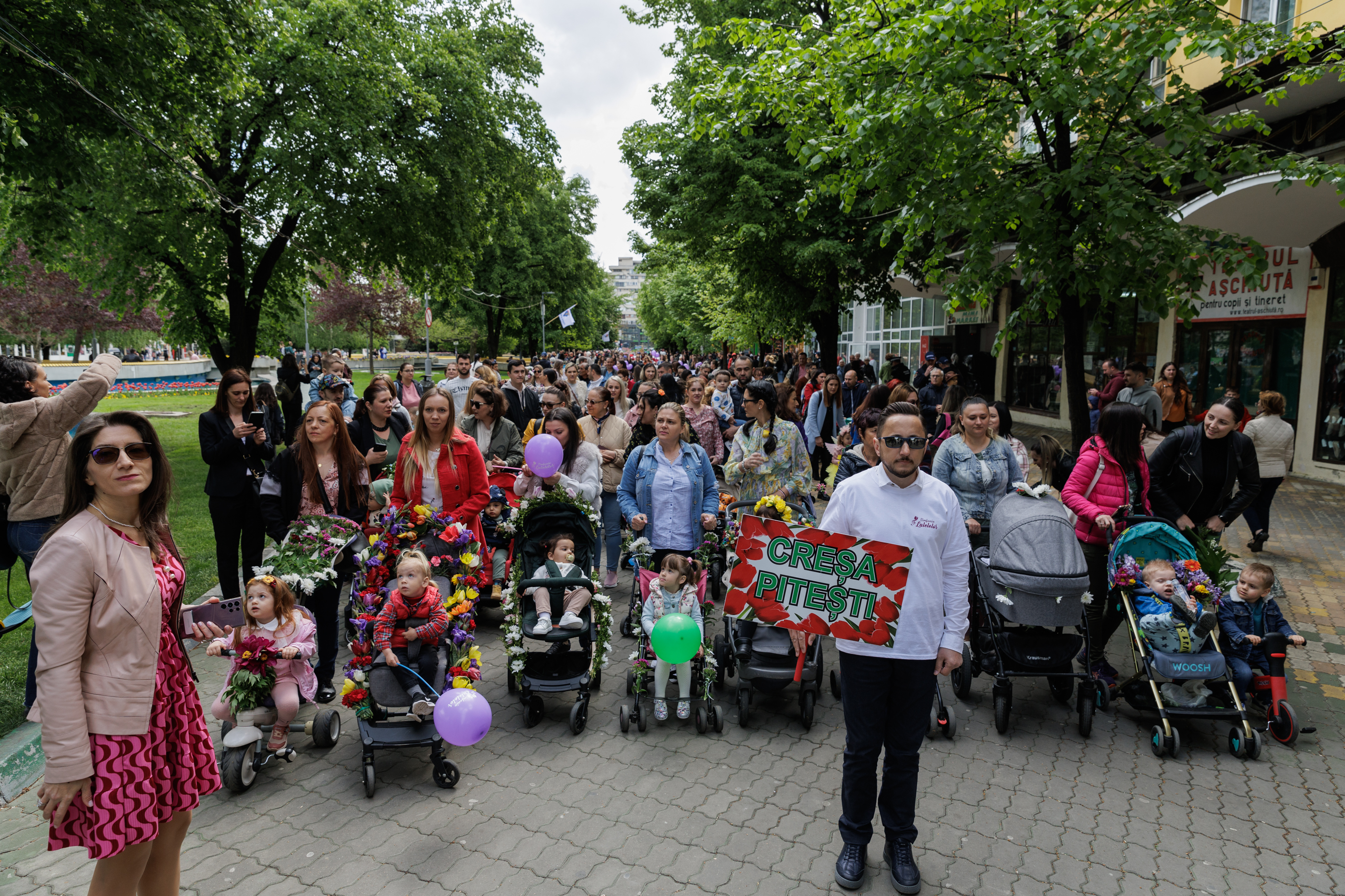 FOTO VIDEO REPORTAJ Cum a fost Parada Florilor ediția 2024: politicienii au împărțit scena cu micii prinți și s-au bucurat de cozonac gratis