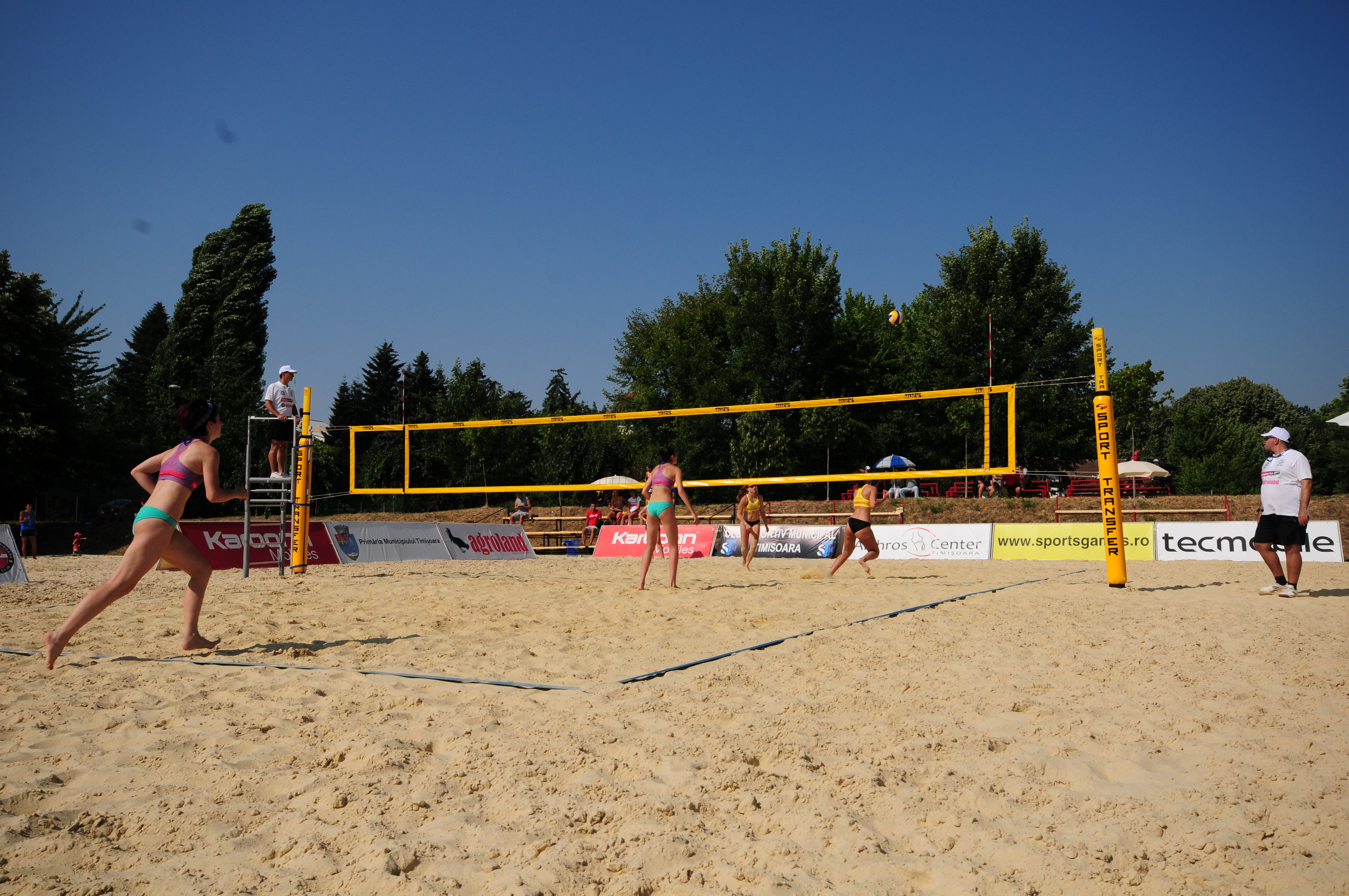 Nisipul de la Timișoara s-a încins la volei / GALERIE FOTO