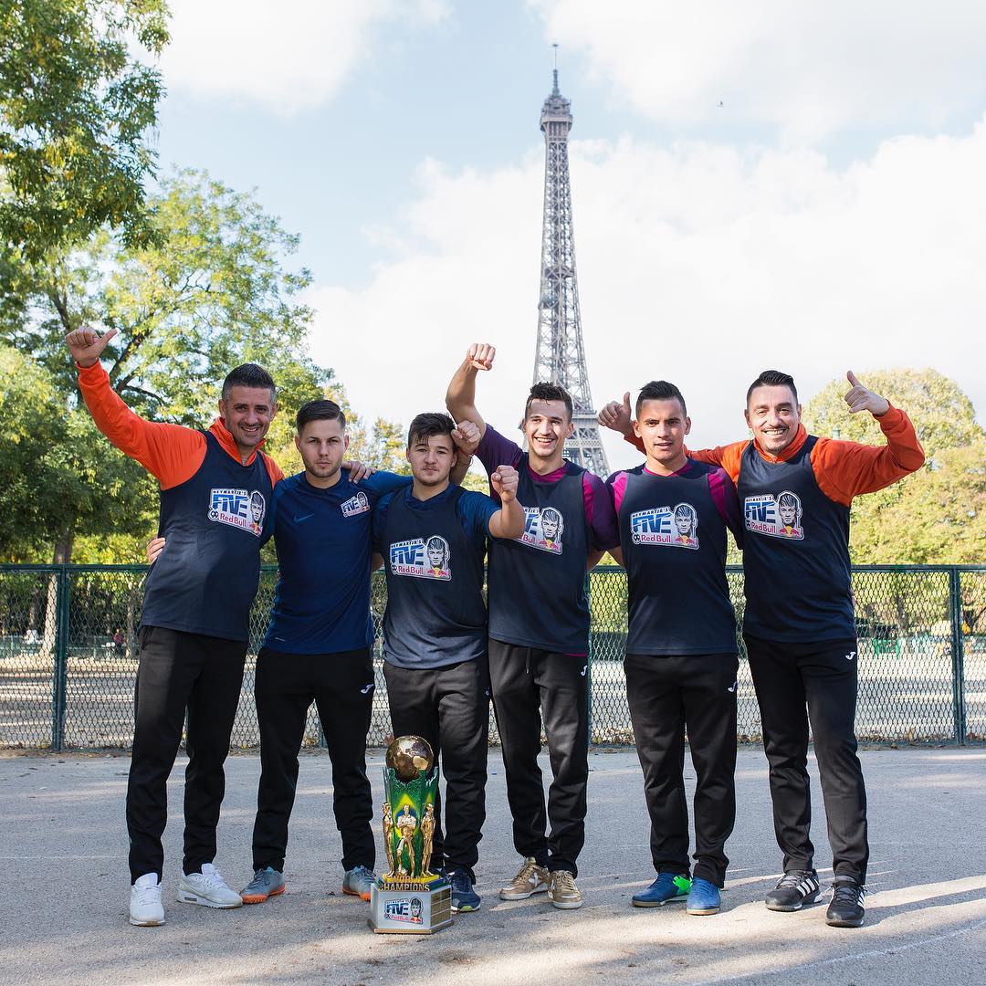 Neymar a primit cadou steagul României și un clop de oșan de la campionii mondiali la fotbal 5 la 5 / GALERIE FOTO&VIDEO