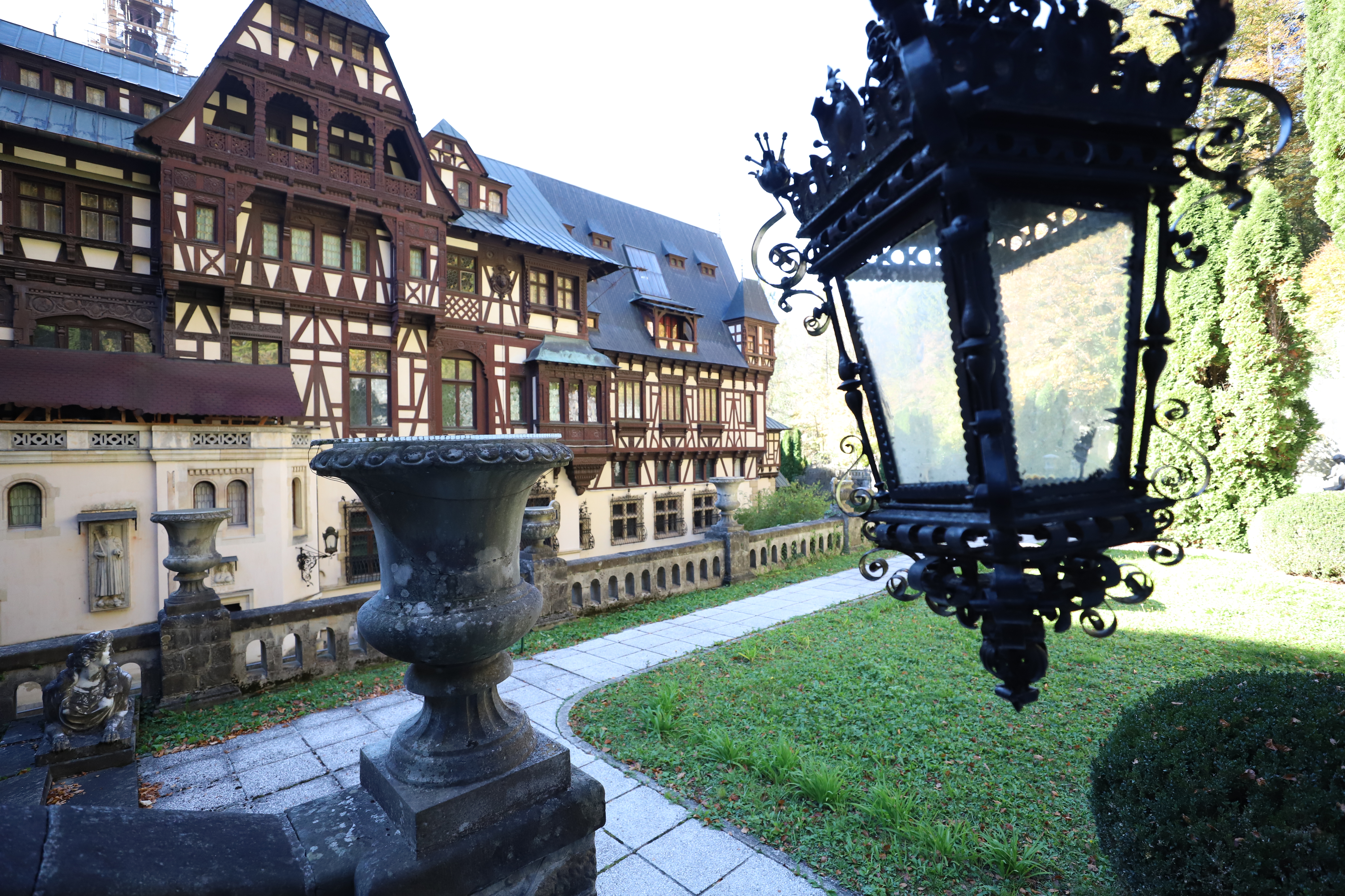 Castelul Peleș a ajuns o ruină în proptele. Casa Regală și Ministerul Culturii negociază molcom cine să rezolve problema care accelerează degradarea