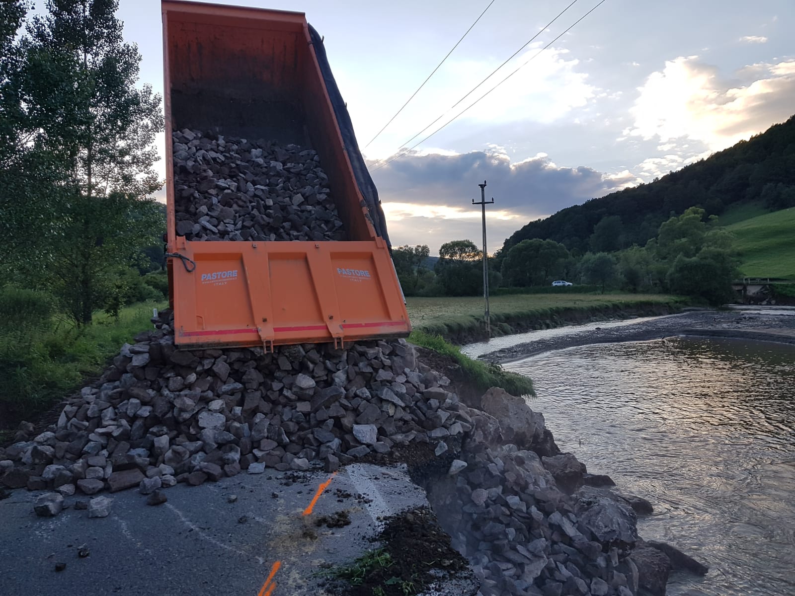 VIDEO/ Inundații de proporții în Covasna și Brașov. Bilanțul de luni dimineață. Șapte drumuri închise, sute de locuințe afectate
