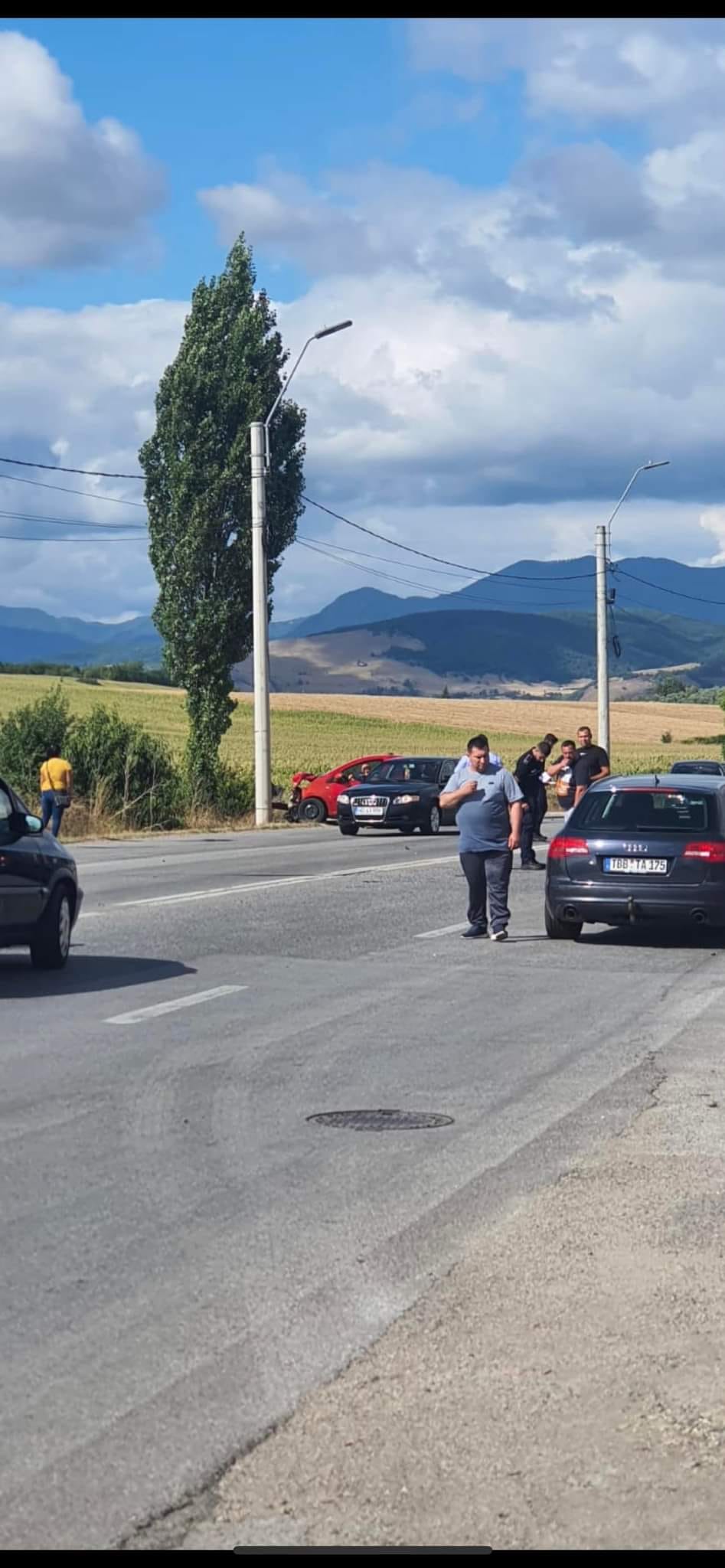 Maşină de poliţie, implicată într-un accident rutier în Hunedoara. Trei persoane, printre care şi un poliţist, rănite