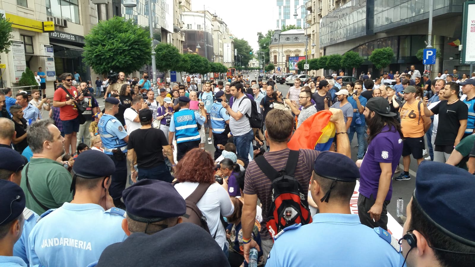 FOTO/ Incidente cu protestatarii #Rezist, înainte de mitingul PSD. Jandarmii i-au evacuat din Piața Victoriei