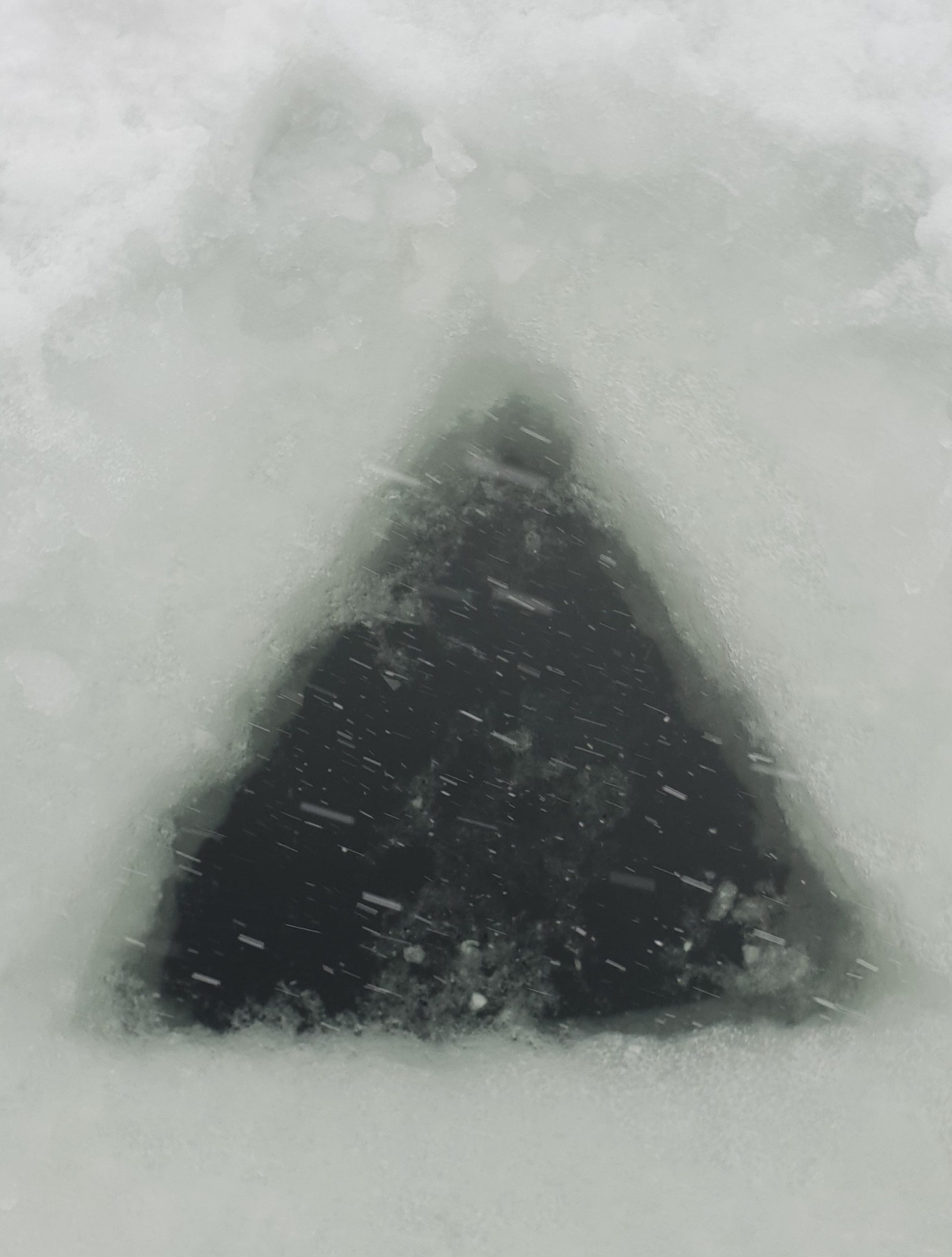 VIDEO/ Românul polar: face baie la copcă și are o sănătate de fier