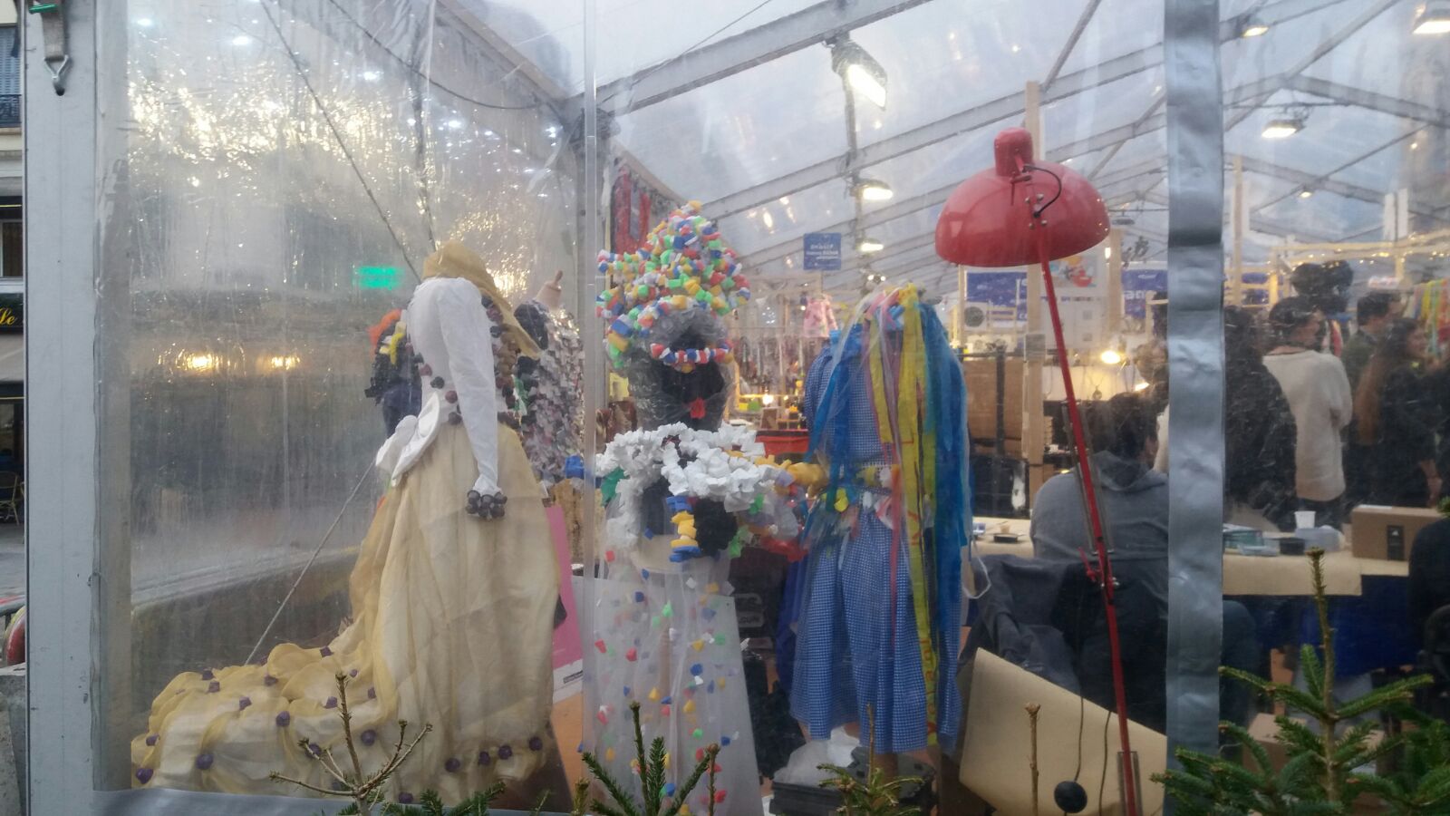 FOTO/Târgul de Crăciun din Saint-Denis - Paris are puțin din farmecul românesc. Un artizan francez imprimă haine cu imagini din București