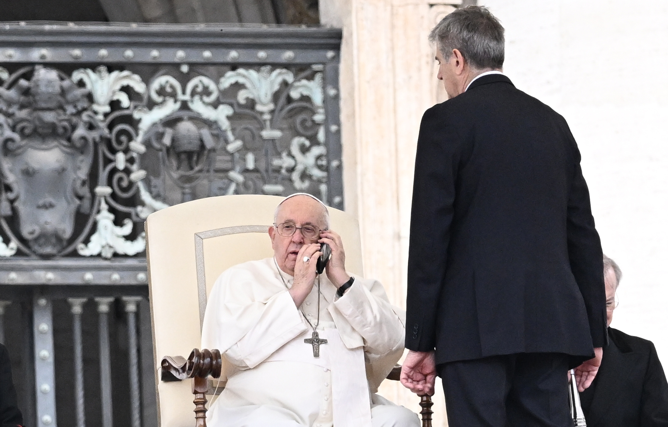 Papa Francisc a întrerupt audienţa din Piaţa Sfântul Petru pentru a răspunde la telefon